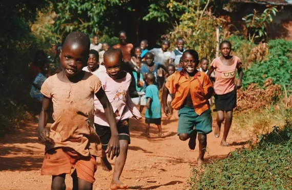 Enfants dans un village