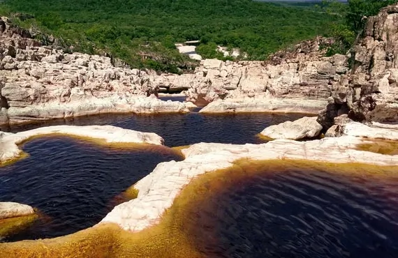 Bassins et roches dans le parc national de la Chiapada Diamantina au Brésil