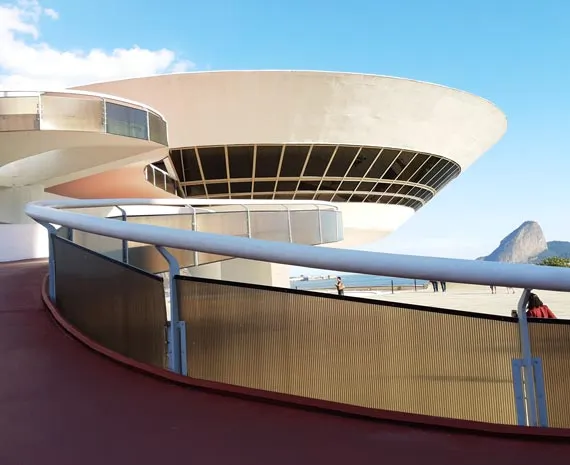 Façade et rampe du musée contemporain de Niteroi au Brésil
