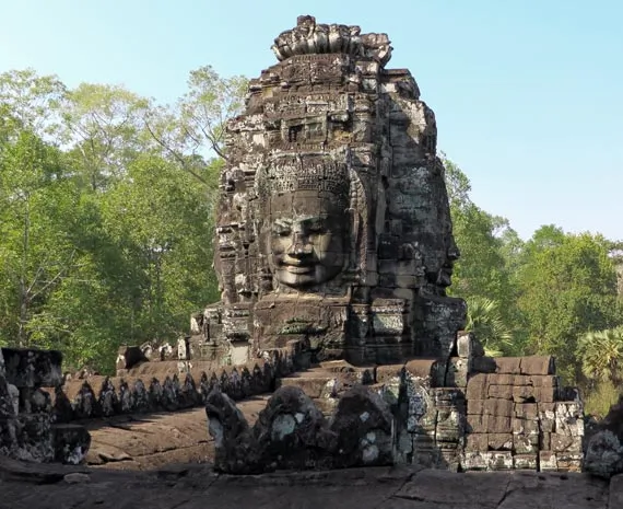 Statue entourée de verdure à Angkor au Cambodge