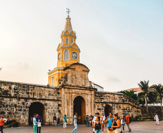 Personnes devant une église jaune à Cartagène en Colombie