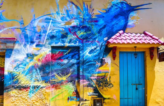 Street art sur une maison jaune à Cartagène en Colombie