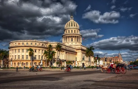 Batiment beige du Capitole de la Havane à Cuba
