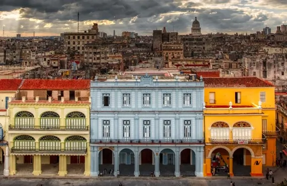 Batiments colorés à la Havane à Cuba