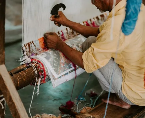 Homme tissant un tapis à Jaipur en Inde du Nord