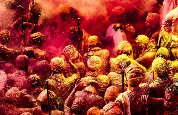 Personnes célébrant Holi recouvertes de poudre jaune et rose en Inde du sud
