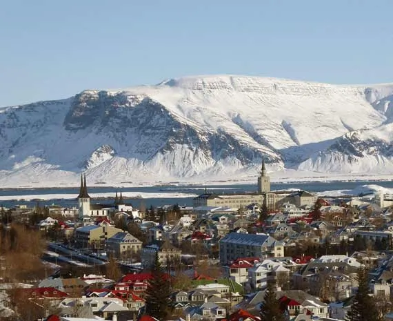Reykjavik sur fond de montagnes enneigées en Islande