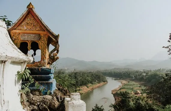 Temple ocre surplombant une rivière au Sri Lanka