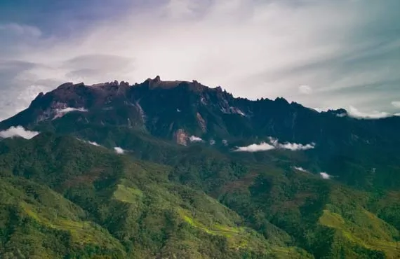 Montagnes noires et collines vertes en Malaisie