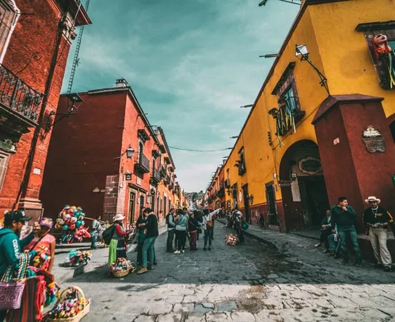 Marchands de rue et batiments colorés au Mexique